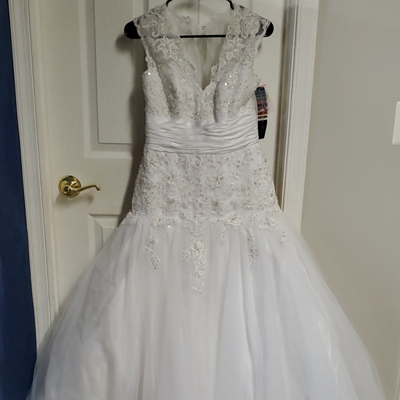 Alfred Angelo Wedding dress size 4 - Picture 2 of 6